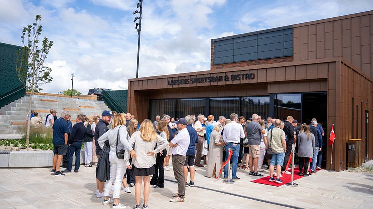 Mange gæster var mødt op til åbningen af Larsens Sportsbar & Bistro