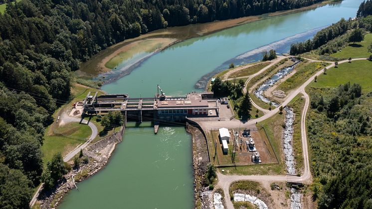 Durch gezielte Kieszugabe an den Illerstaustufen Altusried, Legau und Maria Steinbach fördert LEW Wasserkraft die Flussökologie und schafft neue Lebensräume für Fische.