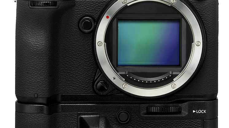 GFX 50S front with  EVF and VG-GFX1