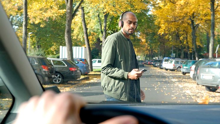 Nem túl okos, ugye? A Ford felmérése szerint vezetés közben sok diák beszélget, üzenget vagy keresgél a mobiltelefonján