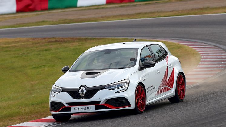 Japan är en av de viktigaste marknaderna för snabba bilar. Renault Sport modellerna är bland favoriterna.