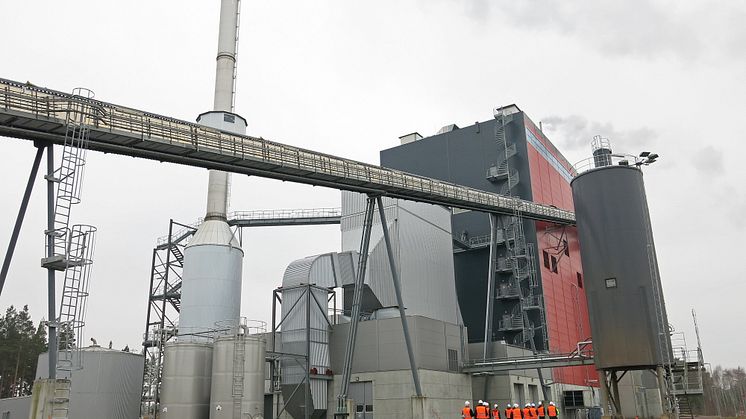 Biokraftvärmeverket Moskogen i Kalmar använder skogsflis som bränsle och har bidragit till att Kalmar Energi har gått från nästan 100 procent fossil energi till nästan 100 procent bioenergi i fjärrvärmen på 30 år. Foto: Anders Haaker