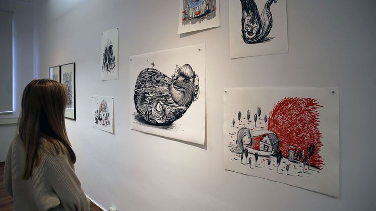 Diego deCalles Werke in der neuen Ausstellung "Zeit zu drucken" 