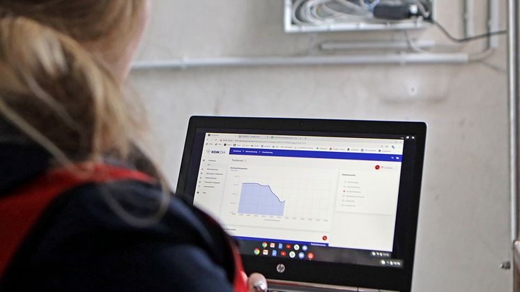 Stefanie Lewke von Kom-Dia liest einen digitalen Stromzähler aus.