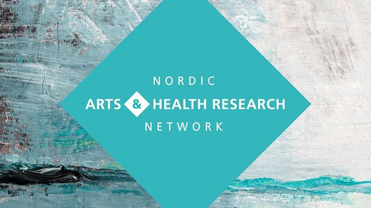 Nordiska forskningsnätverket för kultur och hälsa - logotyp  med text på färgad ruta över en målning