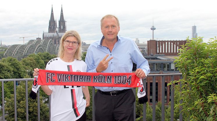 Monika Schulze, Head of Customer and Innovation Management bei Zurich, und Eric Bock, Geschäftsführer FC Viktoria Köln