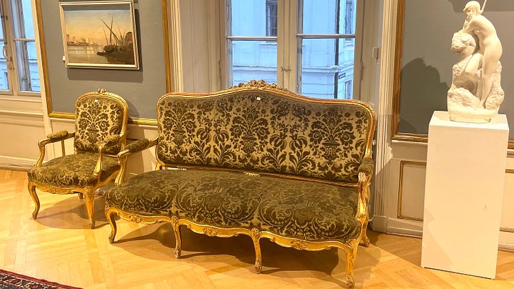 Tag plads i Kong Christian IX’s ekstravagante slotsmøbler eller dæk et majestætisk middagsbord, som Prinsesse Thyra arvede af sin far, Kong Frederik VIII. 