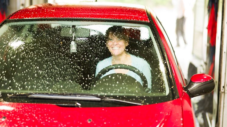 Många tvättar bilen hemma trots kunskap om miljöeffekterna