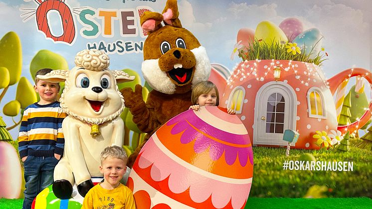 XXL-Osterkulisse-mit den ersten Neugierigen_Foto Oskarshausen