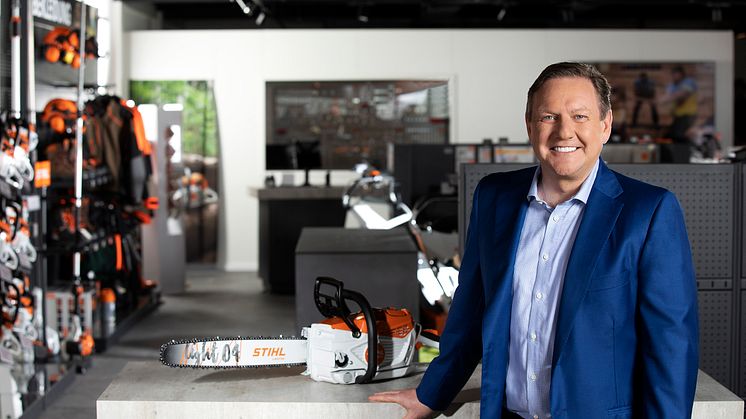 STIHL CEO Michael Traub presenterer STIHL MSA 300, den kraftigste batteridrevne motorsagen på markedet.