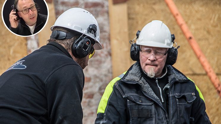 Med rätt hörselskydd ska du inte behöva lyfta på hörselkåpan för att prata med kollegan.