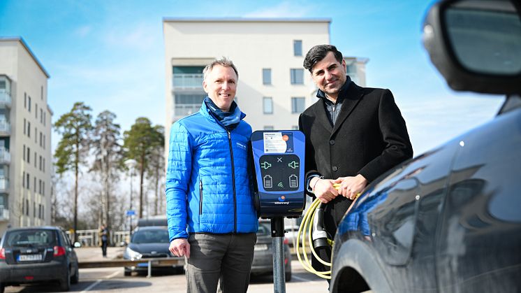 En storsatsning har börjat. Mimers Gustav Hanstad och Mälarenergis Misagh Mogadasi hoppas installera över 1000 nya laddpunkter i Västerås. 