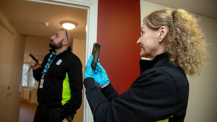 Projektledarna för Inre underhåll arbetar ofta i par när de åker ut på besiktningar. Det är bra att vara två när man för protokoll över lägenhetens skick. Robert. Assfahany och Katarina Westholm utför dagens första besiktning.