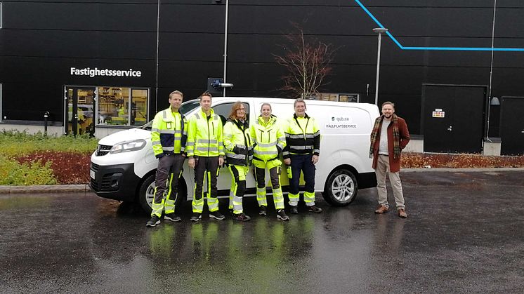Enheten hållplatsservice hos GUB (Gamla Uppsala Buss) tillsammans med Andreas Olsson, projektledare på BioDriv Öst.