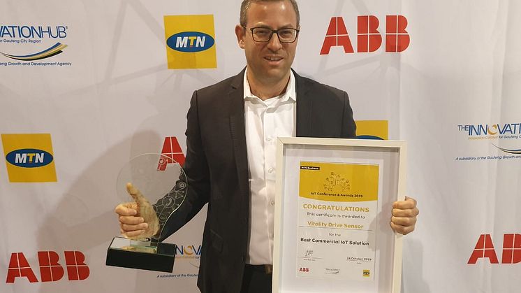 Ilan Ossin, Head of Telematics at Discovery Insure, accepts the award in Johannesburg yesterday. 