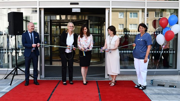 Idag invigdes den nya huvudentrén vid Södertälje sjukhus av Locums projektområdeschef Hulda Wickbom, finansregionrådet Aida Hadžialić och Södertälje sjukhus vd Anna Gerber Ekblom.