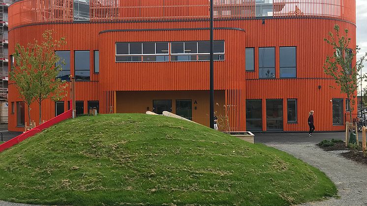Färgstark förskola med lekplats på taket