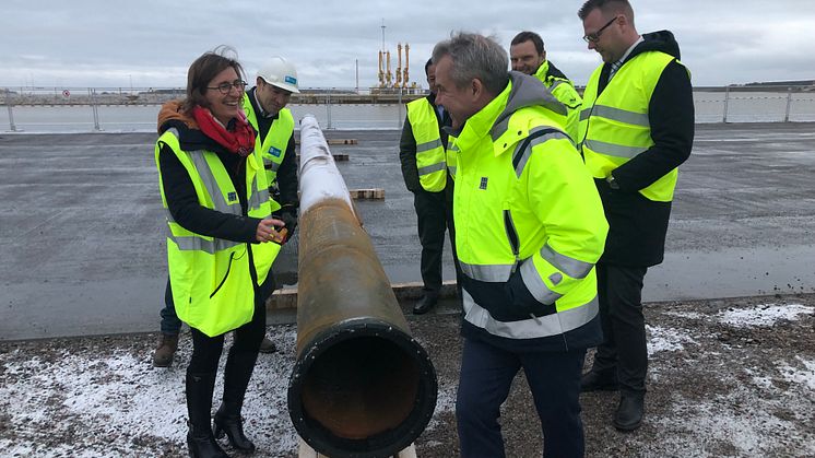 Eryn Dinyovszky, VD Yilport Nordic och Fredrik Svanbom, VD Gävle Hamn AB inspekterar första pålen som ska starta containerhamnsbygget.