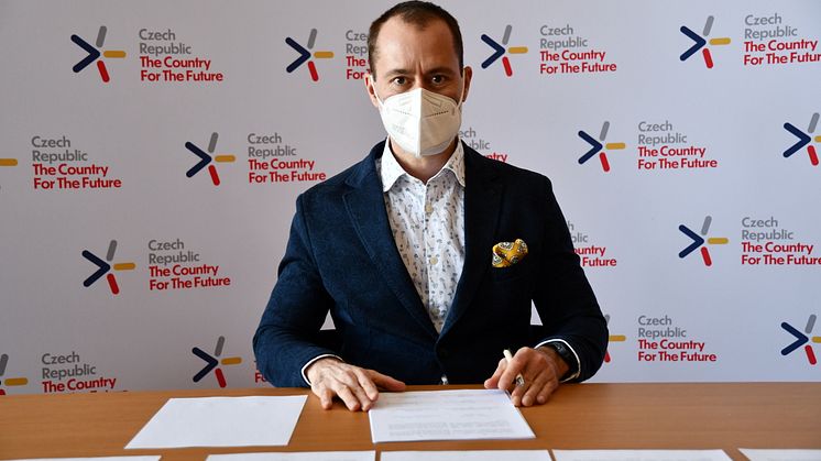 Marcel Gajdoš, generální ředitel Visa pro Českou republiku, Maďarsko a Slovensko při podpisu memoranda o prodloužení projektu Česko platí kartou na Ministerstvu průmyslu a obchodu