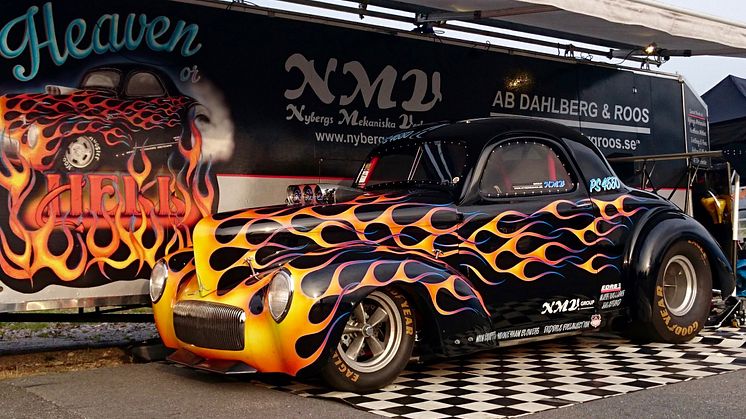 En dragster med 1600 hästkrafter av modellen Willys coupé från 1941.