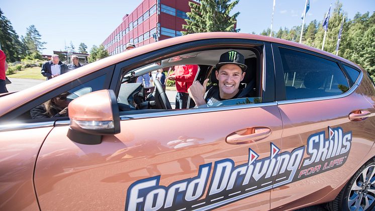 Ford Motor Norge og If lanserer et unikt opplæringsprogram - Ford Driving Skills for Life - for ungdom i alderen 18 - 24 år. Ambassadør og rallycrossfører Andreas Bakkerud demonstrerer konsekvensene ved bruk av mobil under kjøring.
