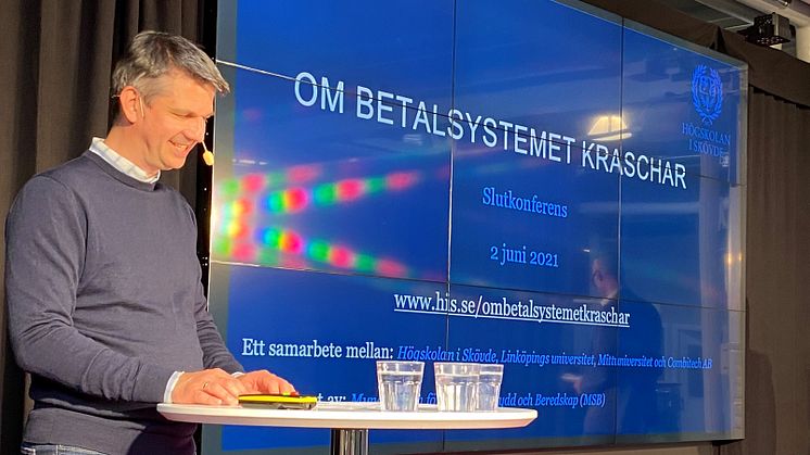 Projektledare Joeri van Laere, Högskolan i Skövde, på scen under slutkonferensen. 