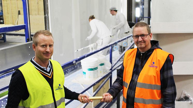 Ola Magnussson, projektledare Lindbäcks överlämnar stafettpinnen till Jörgen Forsell, VD Forsell Maskin. 