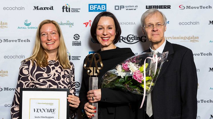 Miljöborgarrådet Katarina Luhr, Ivana Kildsgaard, hållbarhetschef på LINK arkitektur och Weine Wiqvist, vd på Avfall Sverige, vid prisutdelningen.