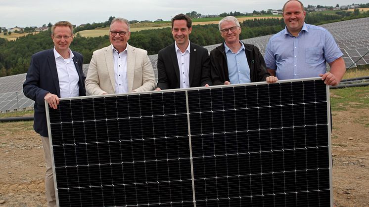 Ortstermin im Solarpark Karlshausen, Südeifel, 28.06.2023, (v.l.n.r.): Thomas Speckter und Arndt Müller, (beide Stadtwerke Trier); Moritz Petry (Bürgermeister der Verbandsgemeinde Südeifel); Ejvind Hansen Skødt (Arla), Niko Billen (Arla Landwirt)