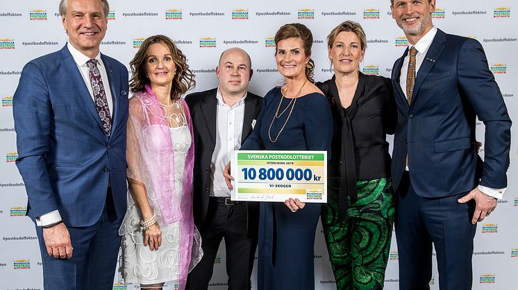 Vi-skogens styrelseordförande Pia Carlsson Thörnqvist och marknadschef Richard Andersson tillsammans med Anders Årbrandt, Eva Struving och Cecilia Bergendahl, Managing Directors på Novamedia Sverige AB, samt Rickard Sjöberg, programledare.