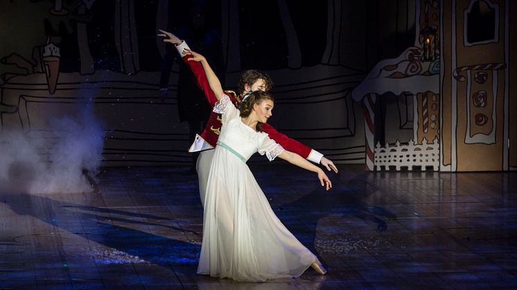 Elin Roos och David Mikadze, danselever från Svenska Balettskolan, som Clara och Nötknäpparen i Nötknäpparen som är skapad av samma kreativa och konstnärliga team som ligger bakom Romeo & Julia. Fotograf Tilo Stengel