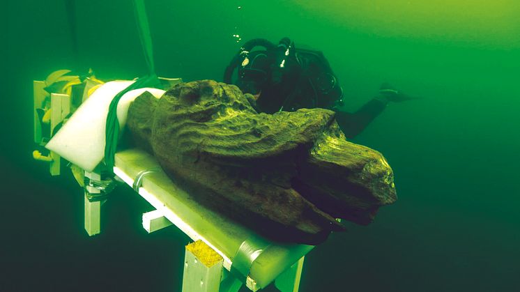 Bärgning av stävfiguren Gribshunden. Foto: Ingemar Lundgren
