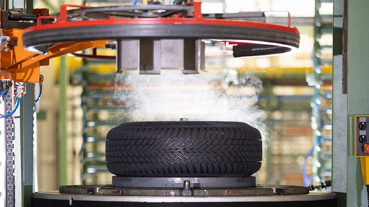 Nokian+Tyres+Romania+factory+1st+tire+01.jpg