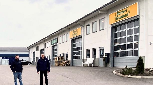 Regionchef Fredrik Walther och stationschef Mikael Halldin framför Bilprovningen Norrköping-Navestad