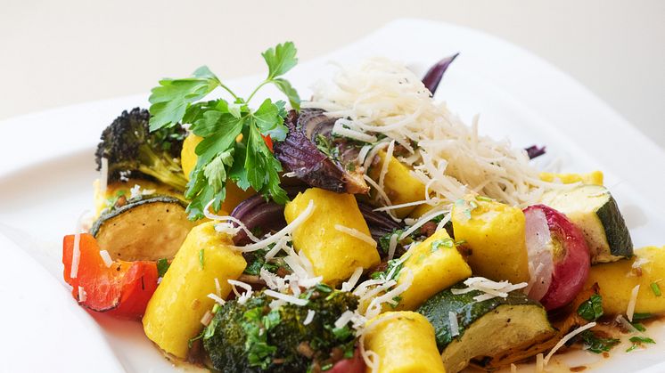 Lag mat i dampovn, hverdag og helg. Tirsdagens oppskrift for dampovn er gnocchi med ovnsbakte grønnsaker og brunet smør.