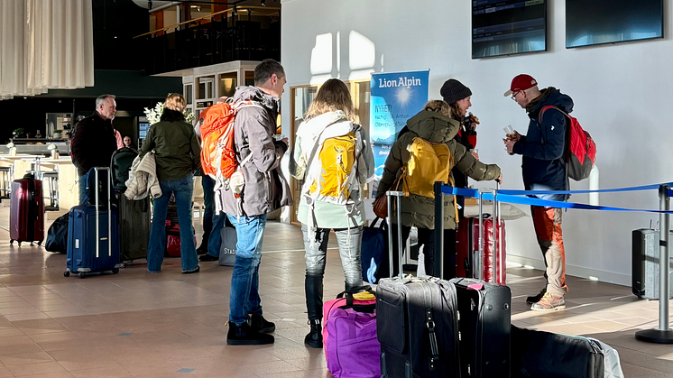 Förväntansfulla resenärer välkomnades med pretzel och dryck_Jönköping Airport.png