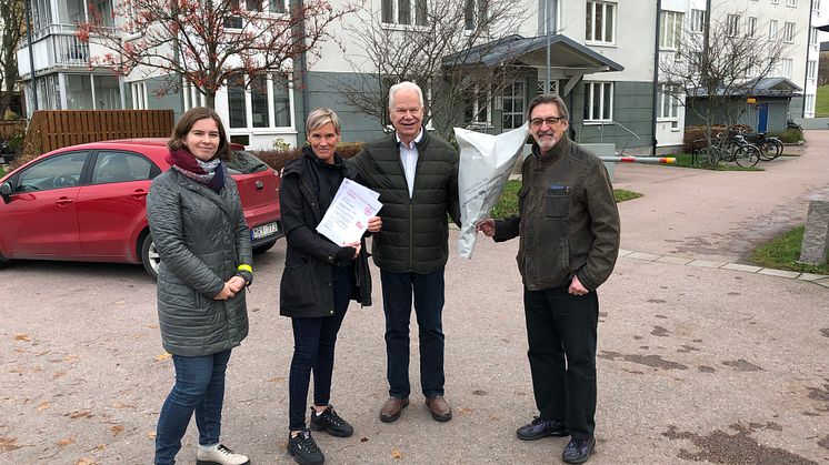 Utdelning av blommor och diplom! Fr v Krystyna Dabrowska, ekonom Riksbyggen, Zandra Tornstam, teknisk förvaltare Riksbyggen, Matz Källman, ordförande och Kjell Edgren, ledamot i Brf Topeliusparken.