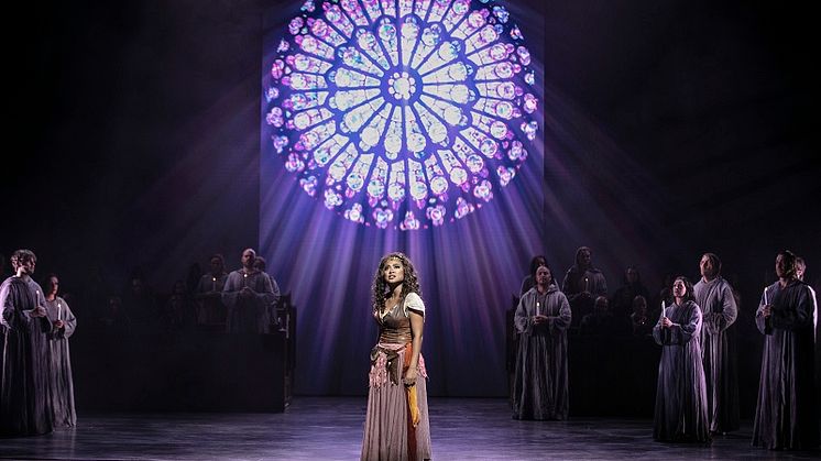 Marsha Songcome som Esmeralda i Disneys musikal Ringaren i Notre Dame. Foto: Mats Bäcker