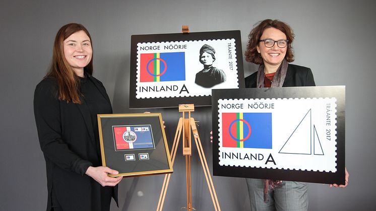 Prosjektleder Ida Marie Bransfjell i Tråante 2017 (til venstre) og konsernsjef Tone Wille i Posten Norge viser fram jubileumsfrimerkene