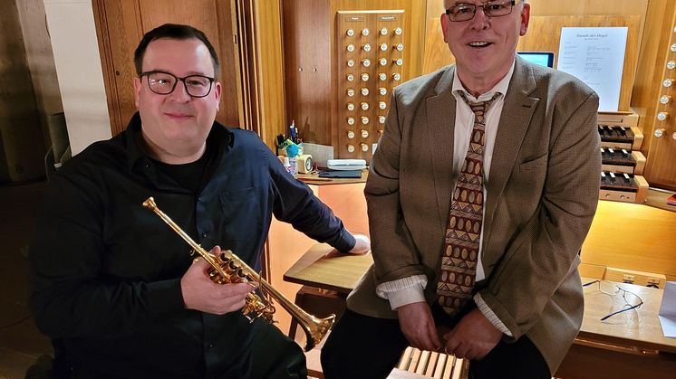 Philip Schütz (links) und Peter Groß spielen am Samstag gemeinsam in der Hephata-Kirche. 