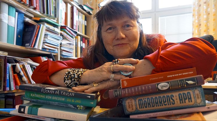 Blås liv i läslusten! Skönlitteratur öppnar dörrarna till kunskap och lärande, inte bara i svenska. Det menar Mary Ingemansson, som skrivit boken Lärande genom skönlitteratur – Djupläsning, förståelse och kunskap.
