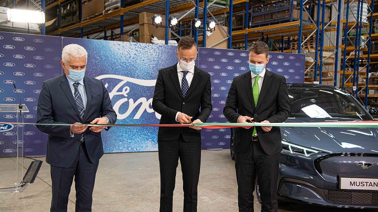 Yiannis Tavanidis, Péter Szijjartó and Tamás Menczer officially opening the Regional Parts Center