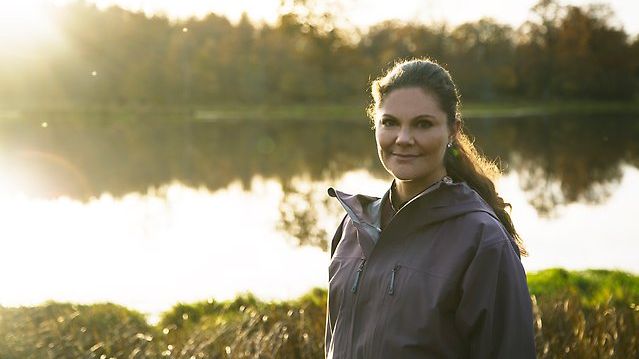 Kronprinsessan vandrar i vackra Brunnsparken