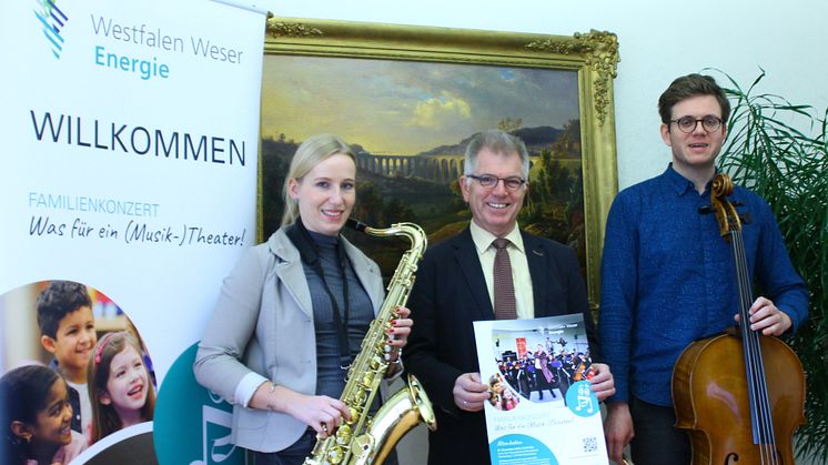 Leonie Riekschnietz, Kommunalreferentin bei Westfalen Weser Netz, Altenbekens Bürgermeister Hans Jürgen Wessels und der Projektleiter für die Familienkonzerte beim dko, Max Gundermann (v. l.).