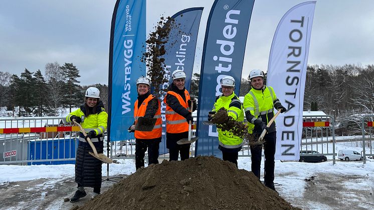 Ett stort spadtag tas på Smörslottsgatan/Robertshöjdsgatan av Ansieh Sabetirad, Wästbygg, Terje Johansson, Framtiden, Aslan Akbas, Framtiden, Dan Sandén, Framtiden Byggutveckling och Jon Blomberg, Tornstaden.