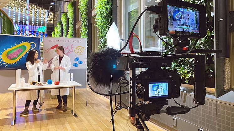 Filmen med Eva Garmendia och Jennifer Jagdmann vid Uppsala Antibiotic Center ska användas i en workshop om antibiotikaresistens. Foto: Jamil Tokmaji / Eva Garmendia 