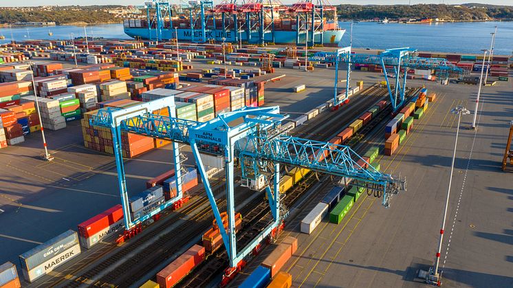 After making the 1400-kilometre journey from the town of Piteå just south of the Arctic Circle, the trains roll directly into the Port of Gothenburg container terminal. Photo: Gothenburg Port Authority.
