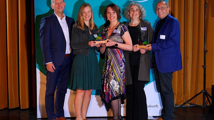 Freuen sich über den WWKULTURPREIS22 (v. l.): Jürgen Noch, WW, Ronja Büscher und Jessica Mey, Heimatverein Rödinghausen, Barbara Düsterhöft, Kulturbereich Rödinghausen, und Bürgermeister Siegfried Lux