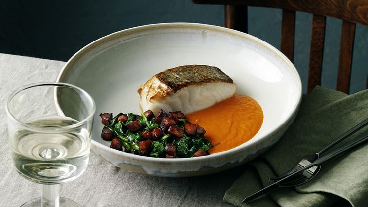 Skrei-con-salsa-de-pimiento,-chorizo-y-aceitunas_top_regular