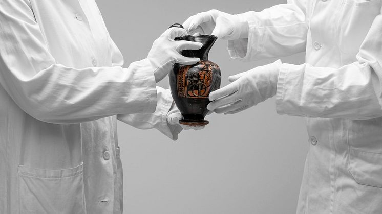 Earthenware pot from 480 BC, Greece. Photo: Carl Ander, Röhsska museet.